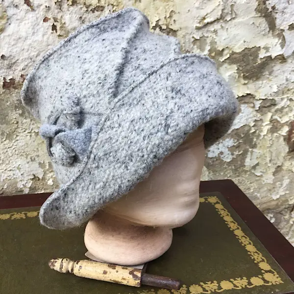 Vintage Style – Hellgrauer Walkloden mit Dekor