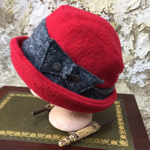 Fedora-Hut – Rot mit anthrazitfarbenem Band